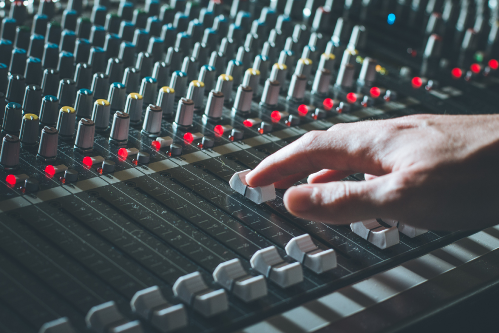 Profesyonel seslendirme sanatçısı stüdyoda mikrofon başında